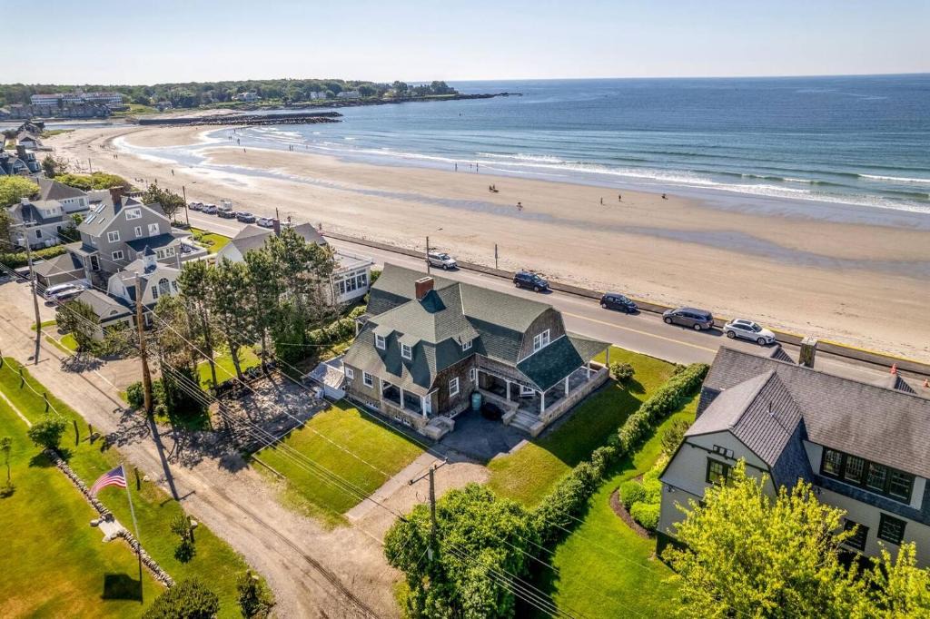 Kennebunk House | Oceanfront Retreat on Goochs Beach 7 Bedrooms