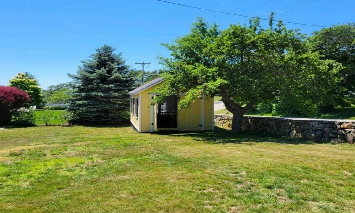 Cape Neddick House | Oceanview Classic Maine Cottage within 1 minute walk to Cape Neddick Beach