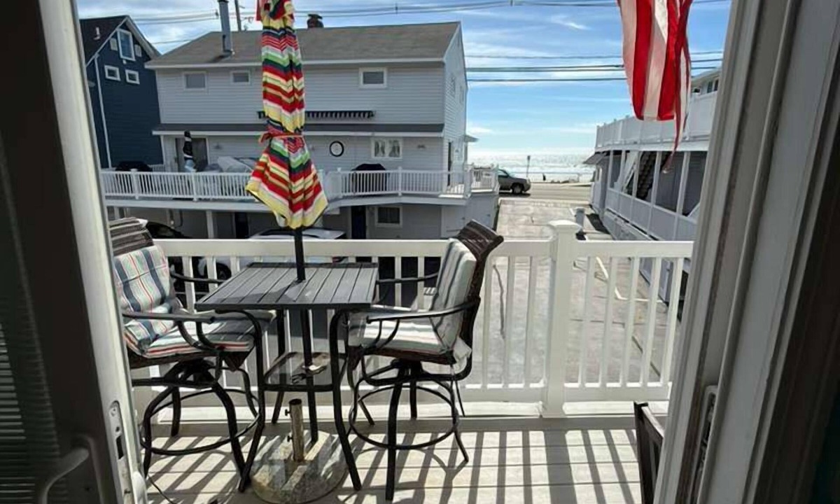 York Beach Condo | Oceanview Condo W/a Loft Retreat - Steps to the Beach!