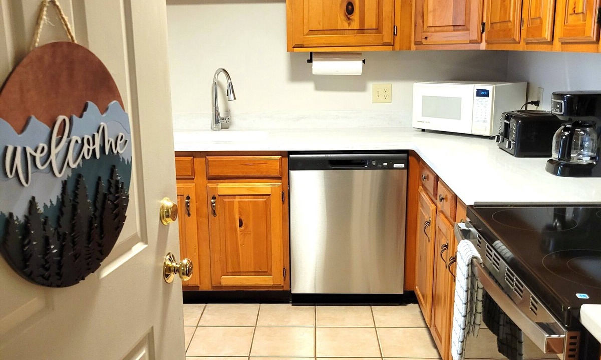 Bartlett Condo | Official Seasons RMC Condo 03E - 1 Bedroom + Loft - sleeps 10 - Dog Fees