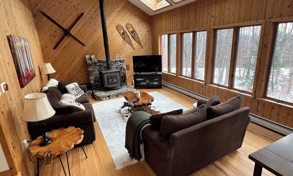 Ludlow Cabin | Okemo Mountain Ski Lodge - Sleeps 9, Hot Tub, Game Room, Pet Friendly!