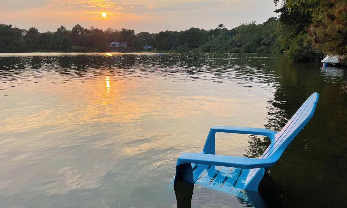 West Dennis Cottage | On Kelley’s Pond Swim Kayak from Backyard 3min to Beach