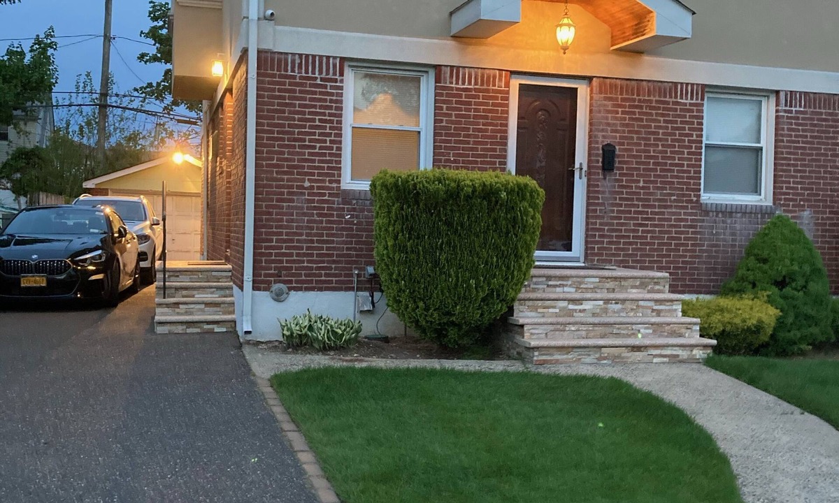 Elmont House | One bedroom walk down with private entrance ,ten minutes from JFK Airport.