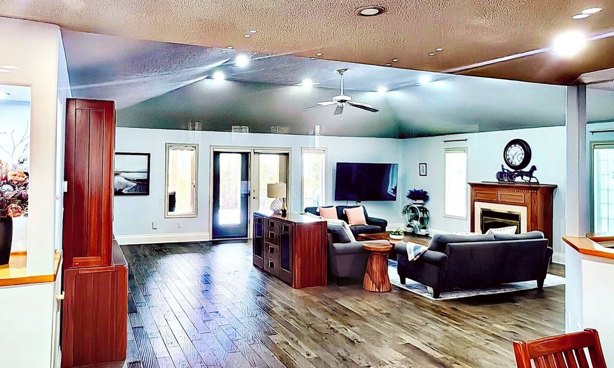 Historic Old Town House | One of NOTL’s Largest Bungalows l 3 Ensuite Bedrooms | 4 King Beds |Games & Deck
