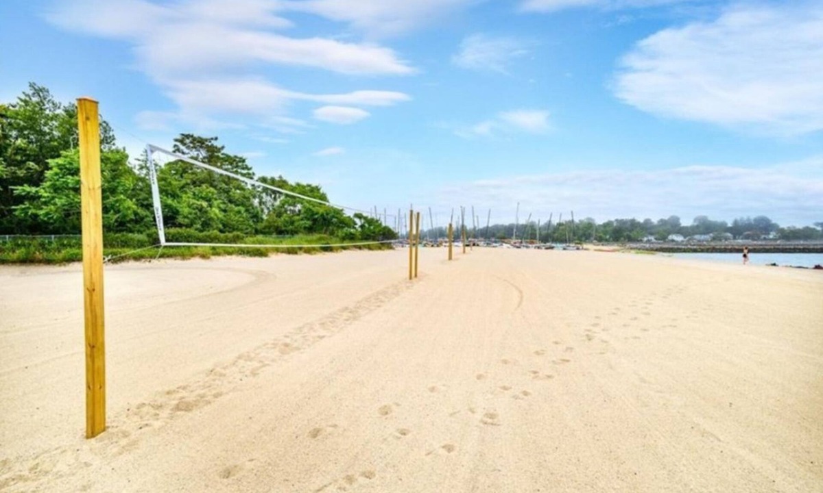 Black Rock Historic District House | Opuluxe Spacious 4 BR Ellsworth with Jacuzzi