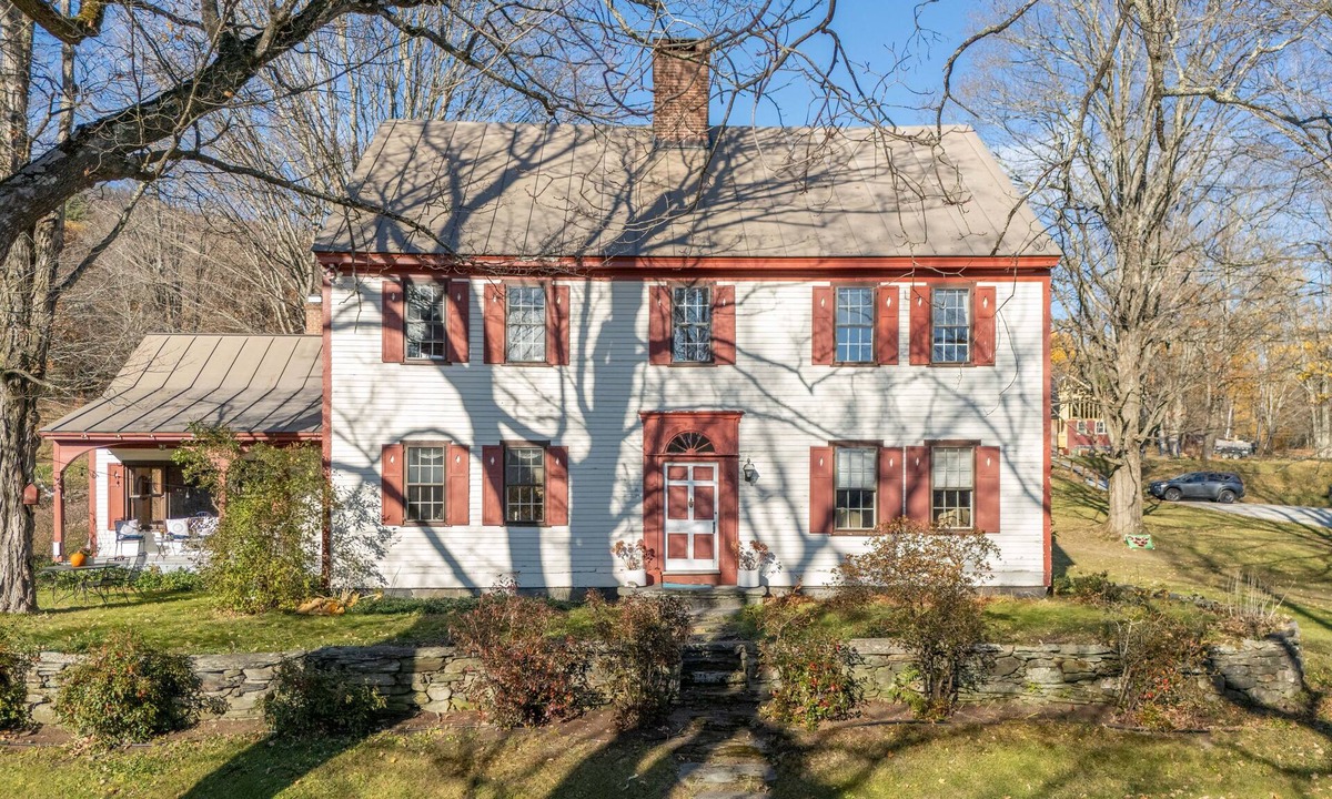 Bridgewater Corners House | OQ Farm Manse House: Animal Farm Stay