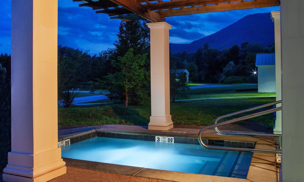 Manchester Apartment | Oversized Retreat | King Suite + Pool & Spa Access