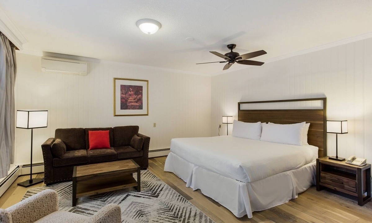 Manchester Center Resort | Palmer House Resort - Deluxe King Bed 1