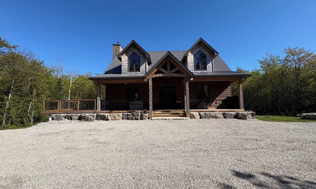 Lion's Head Cottage | Pampered Bear's Den-Delightful Forest retreat located close to Georgian Bay