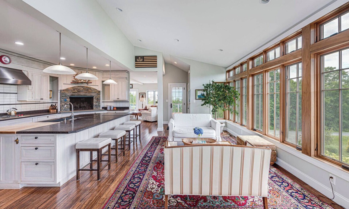 Middletown House | Paradise Found (walk to 2nd Beach)