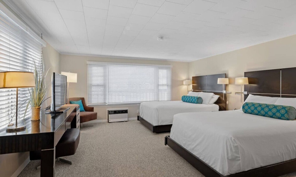 Falmouth Heights Condo | Partial Ocean View Studio w/Kitchenette & Shared Deck (105)