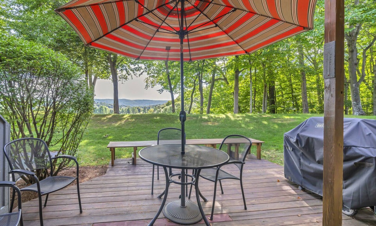 West Hartford Condo | Patio Condo with Golf Views & BBQ, Windsor Village