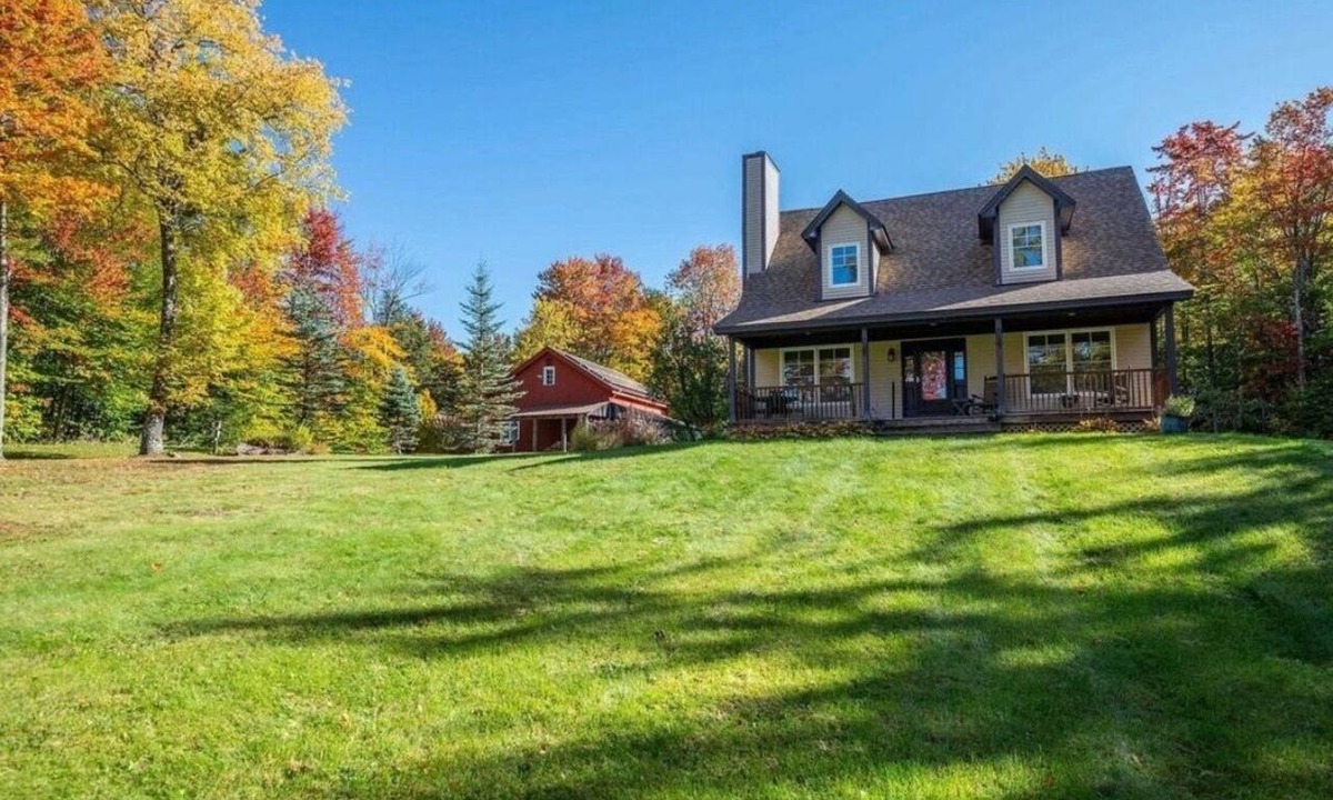 Jamaica House | Peaceful 3-bedroom+loft house perfect for relaxing stays close to Stratton