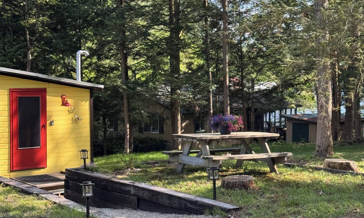 Winchester House | Peaceful and relaxing cottage steps from Forest Lake.