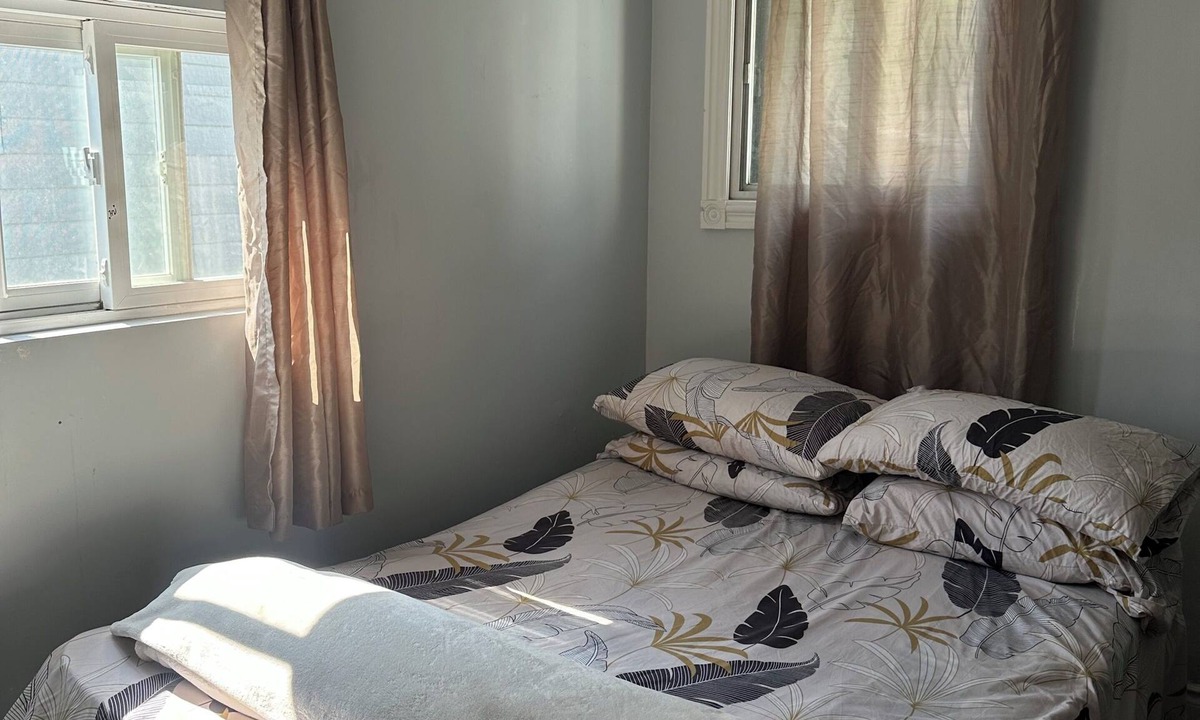 Northeast Mississauga House | Peaceful Bedroom W/Wooden Desk 5-min to Toronto Pearson AirPort!