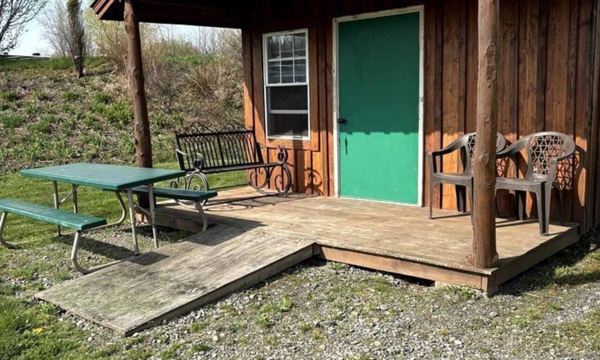 Macedon Cabin | Peaceful Cabin Retreat with Picnic Table & Nature Views in Macedon, New York