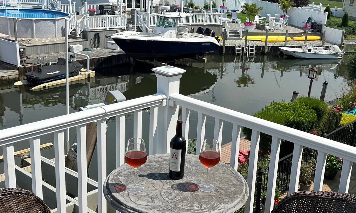 Long Island Apartment | Peaceful Canal-Front 1 bedroom Retreat Near Hospitals, LIRR & Beaches 30day min