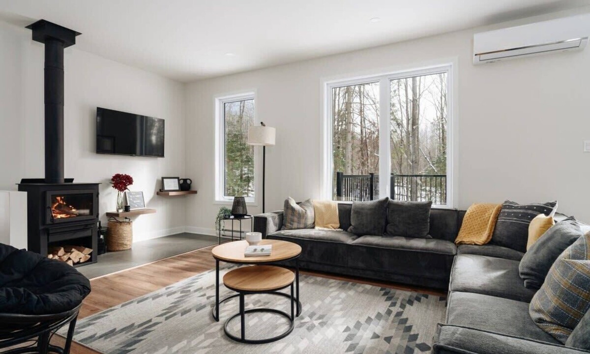 Amherst Ski Chalet | Peaceful Chalet Tremblant, hot tub lakes & Kayaks