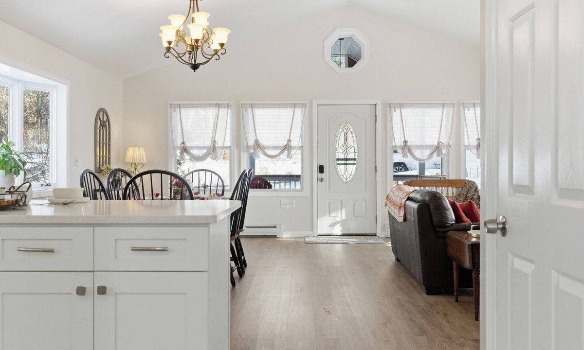 Alton Bay House | Peaceful Getaway Close to Lake Boating, Hiking, Skiing