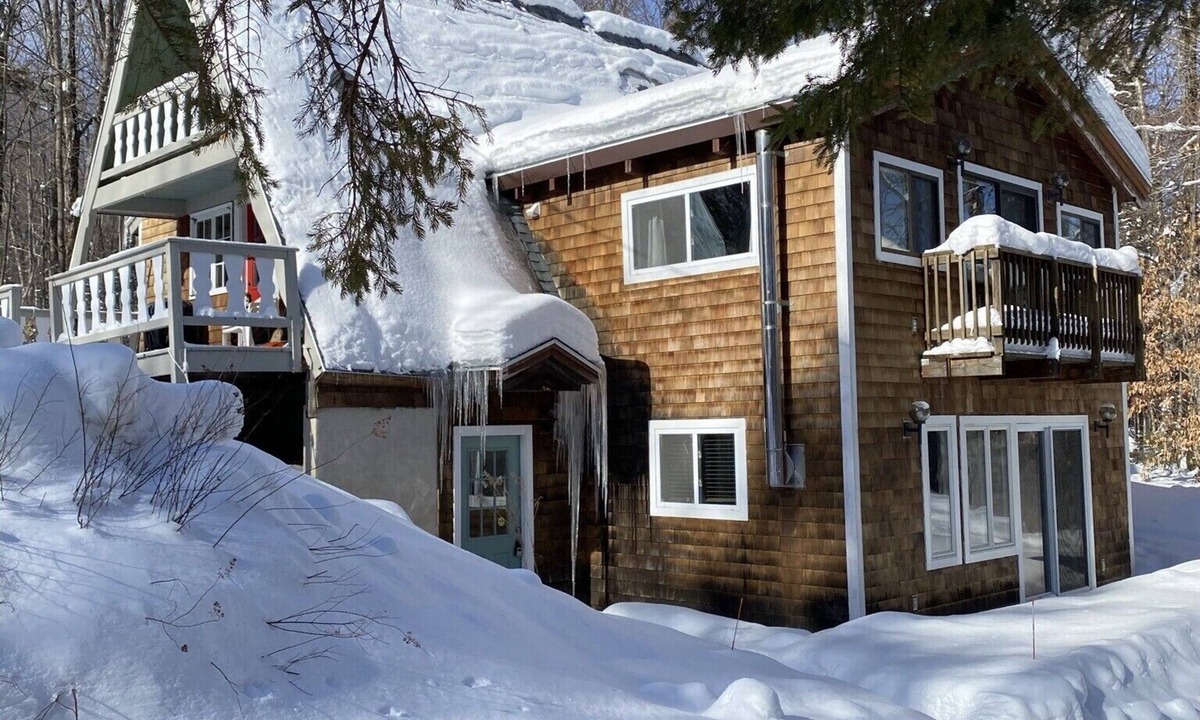 West Dover House | Peaceful Near Mt Snow Wood Stove Sauna Forest Views Cozy Stay
