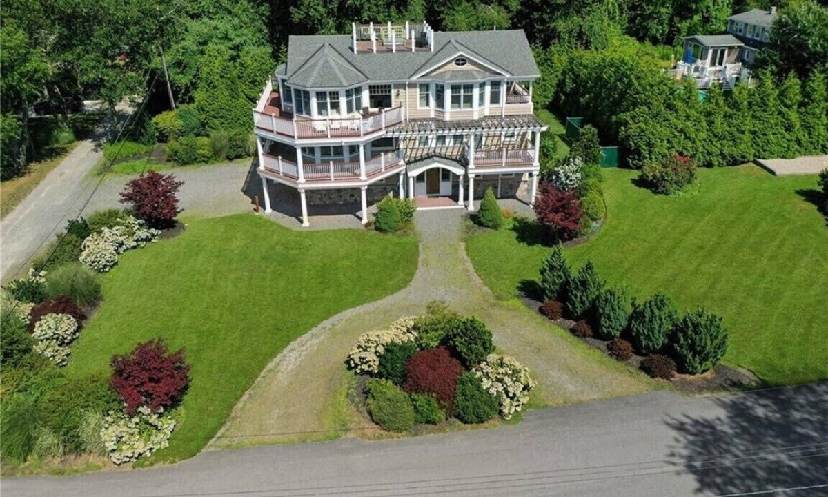 Jamestown Shores House | Peaceful Retreat with Beautiful Sunsets and Bay Views