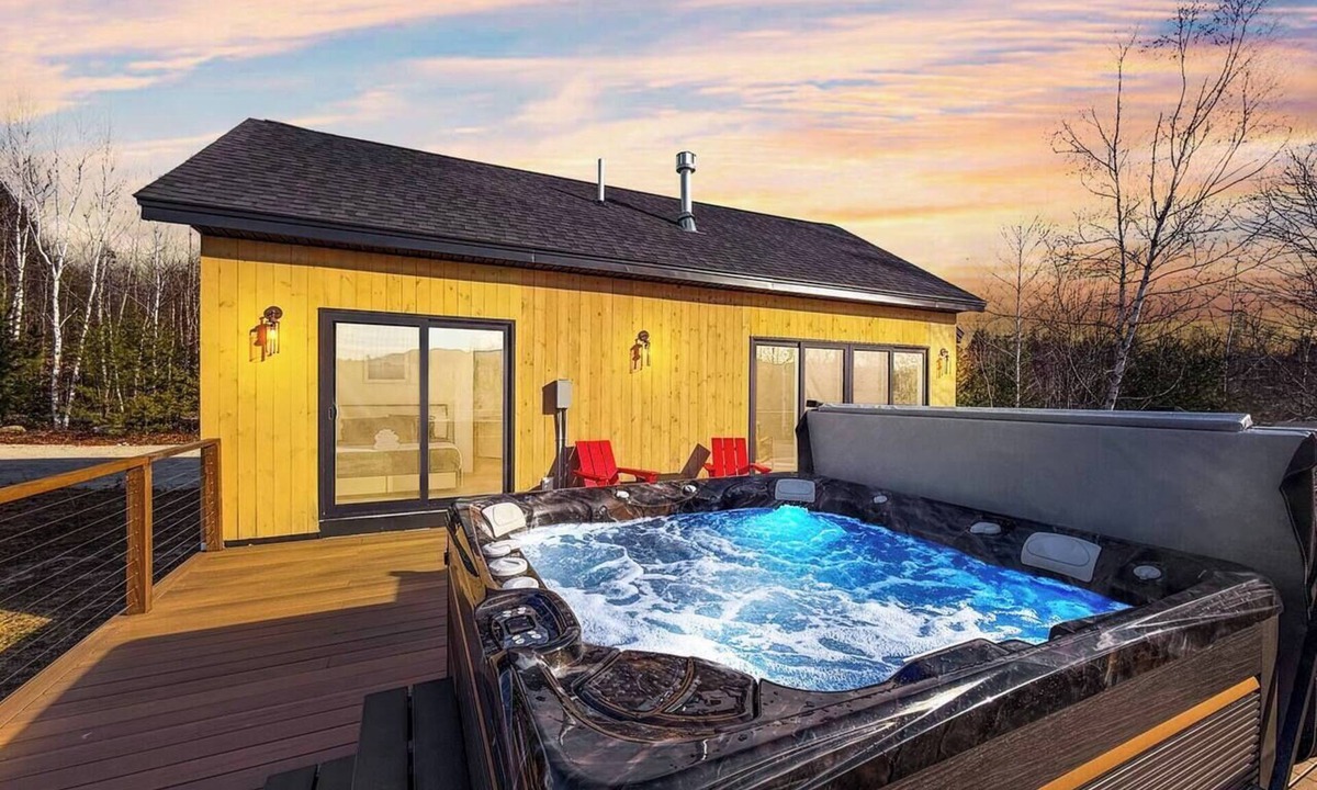 Bridgton Cabin | Peaks & Pines | 5 Min to Ski Resort, HotTub, Views