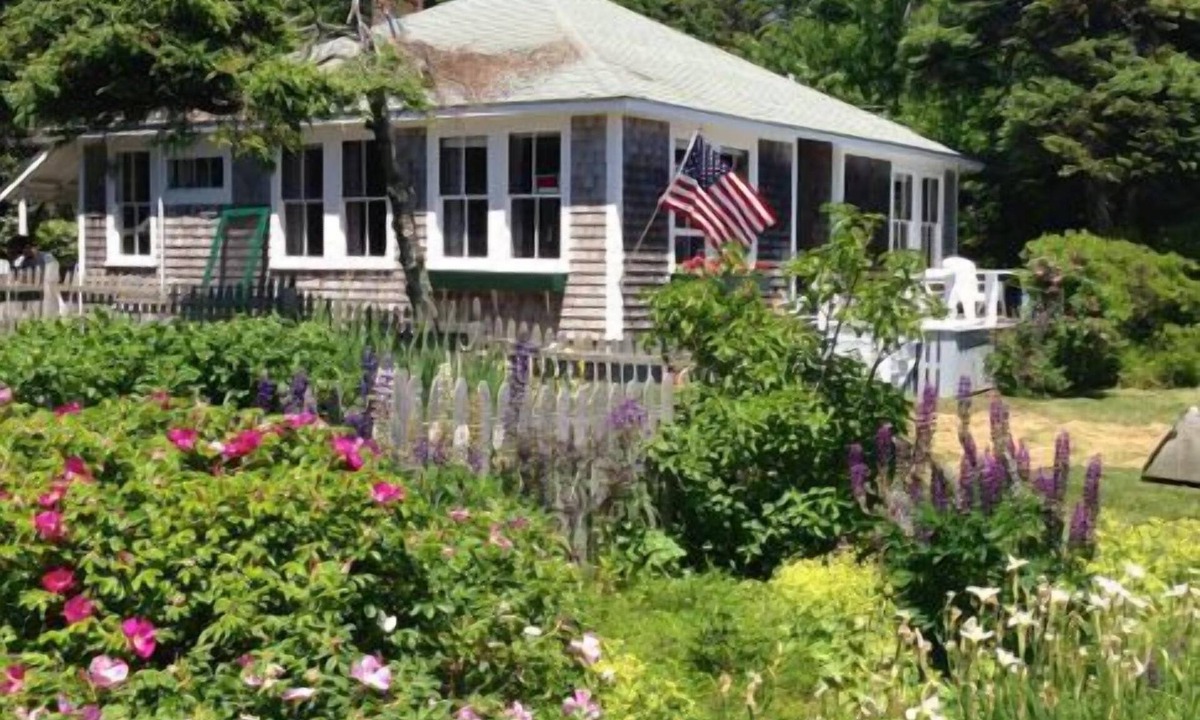 Pemaquid Point House | Pemaquid Point-1920's Cliff Rd Cottage-Fireplace-2 min.walk to Lighthouse-Pups!