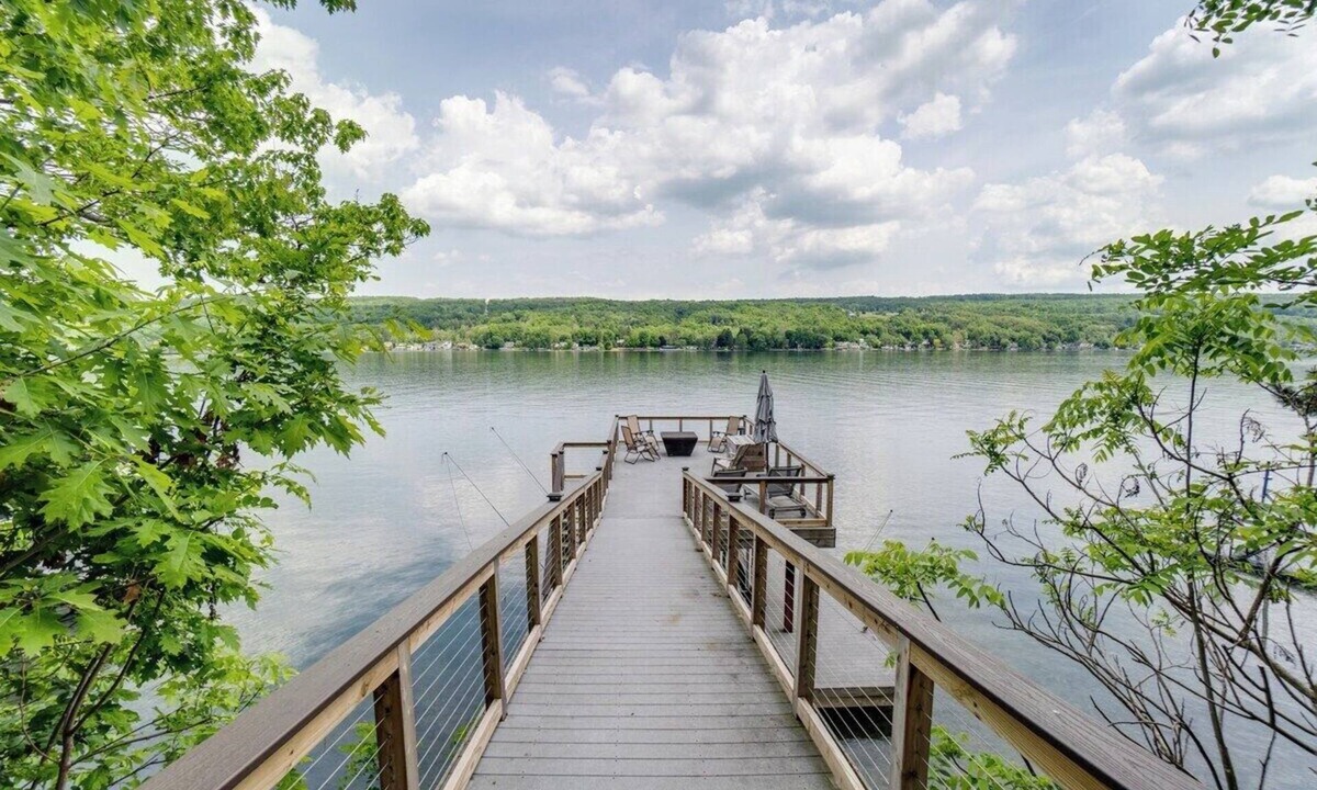 Town of Jerusalem House | Penny Lane: 4 bedroom lake home on Keuka Lake, large sun deck