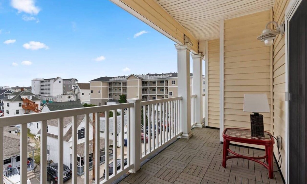 Hampton Condo | Penthouse #6 | Private Balcony | Water Views