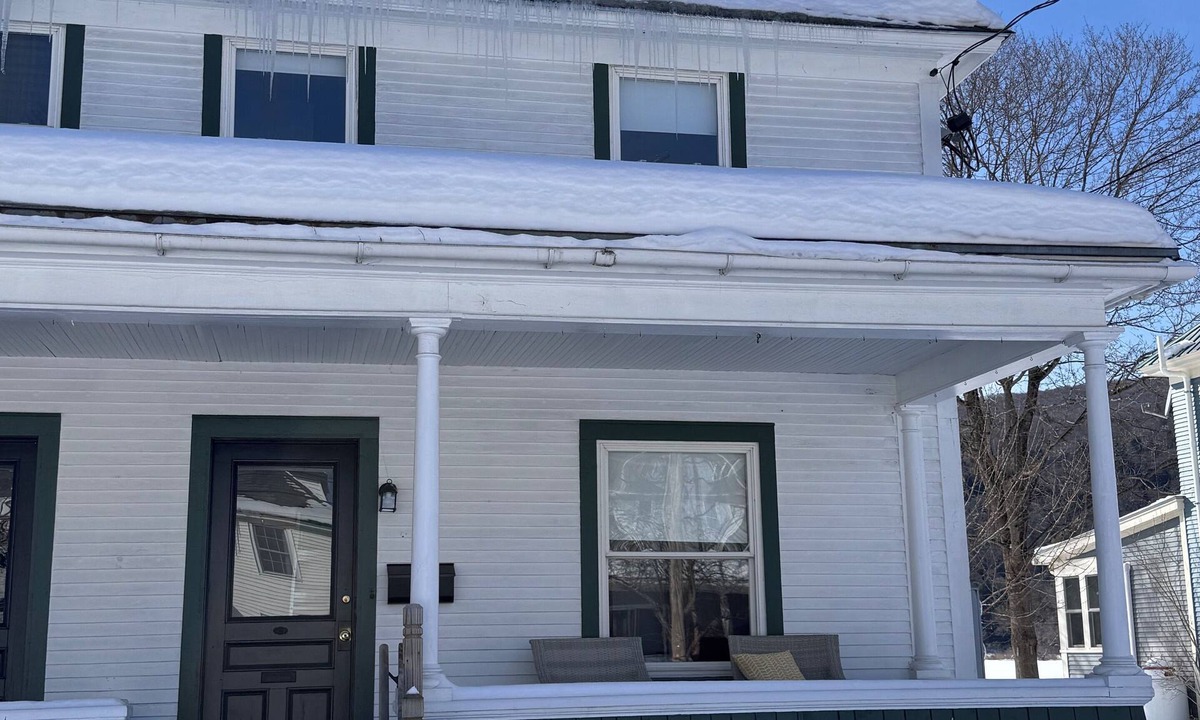 Duxbury House | Pet & family friendly 3BR home - walk to Waterbury restaurants & shops