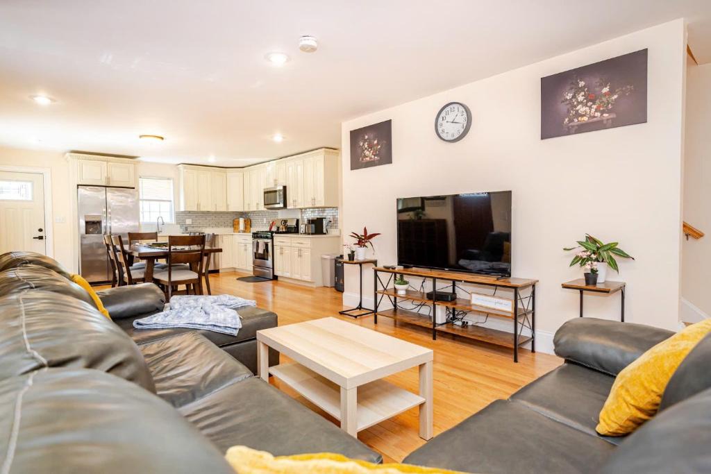 Quincy Apartment | Pet Friendly 3BR Quincy Townhouse w Laundry, Free Parking, near MBTA Red Line 37