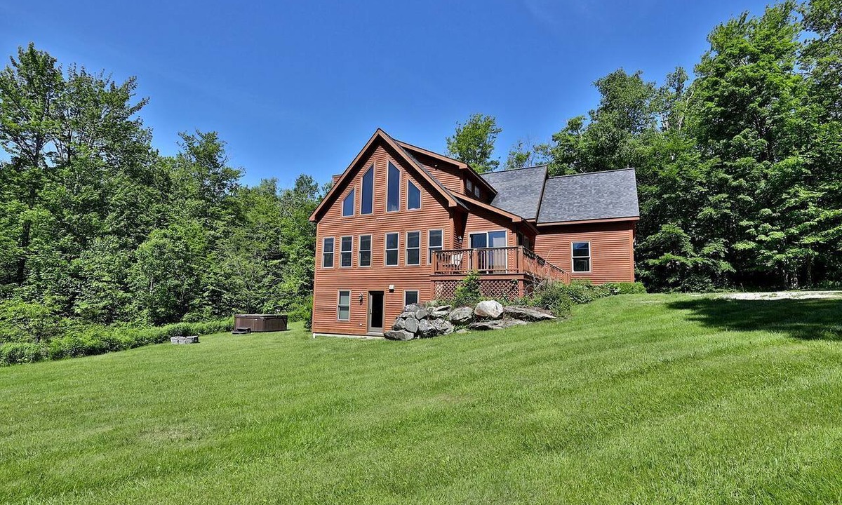 Killington Cabin | Pet-Friendly Cabin in the Heart of Vermont's Ski Country with Hot-Tub and Private Deck to Enjoy the Views of Pico Mountain