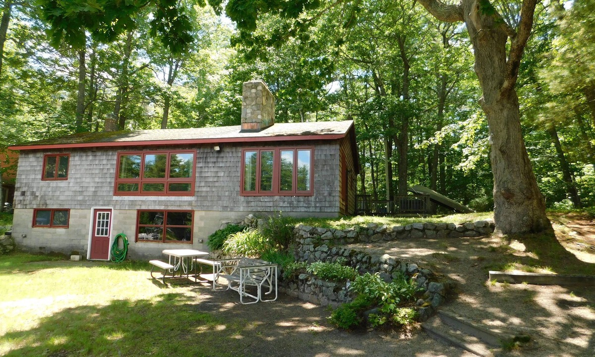 Raymond House | Pet-Friendly Maine Camp on Little Sebago Lake – Sandy Shore & Dock