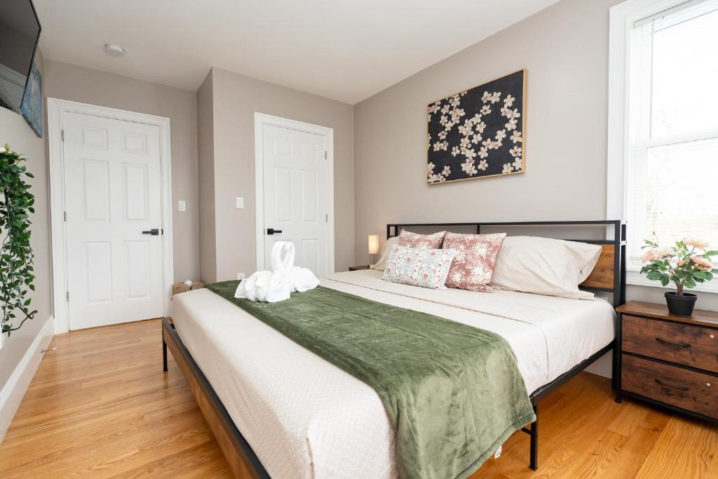 Codman Square Apartment | Pet-Friendly Modern 3BR 1st-floor Apt Boston - Easy Franklin Park & Red Line Access 5581
