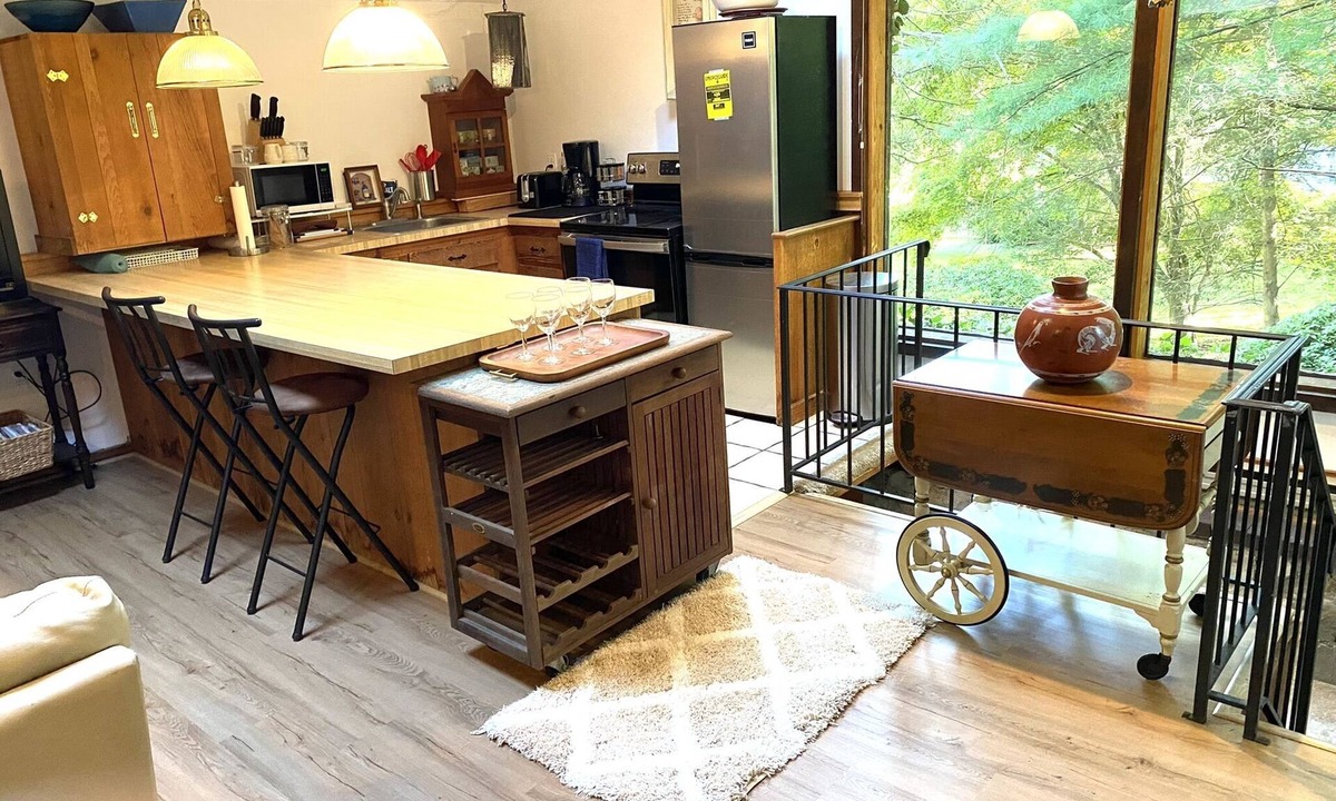 Westport Cottage | Pet Friendly Private 1 BR+1 Bed Loft Quaint Cottage w/Fireplace in Westport