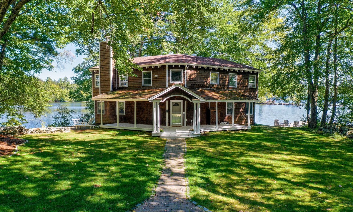 Moultonborough House | Pet Friendly waterfront house on Lake Winnipesaukee sleeps 6