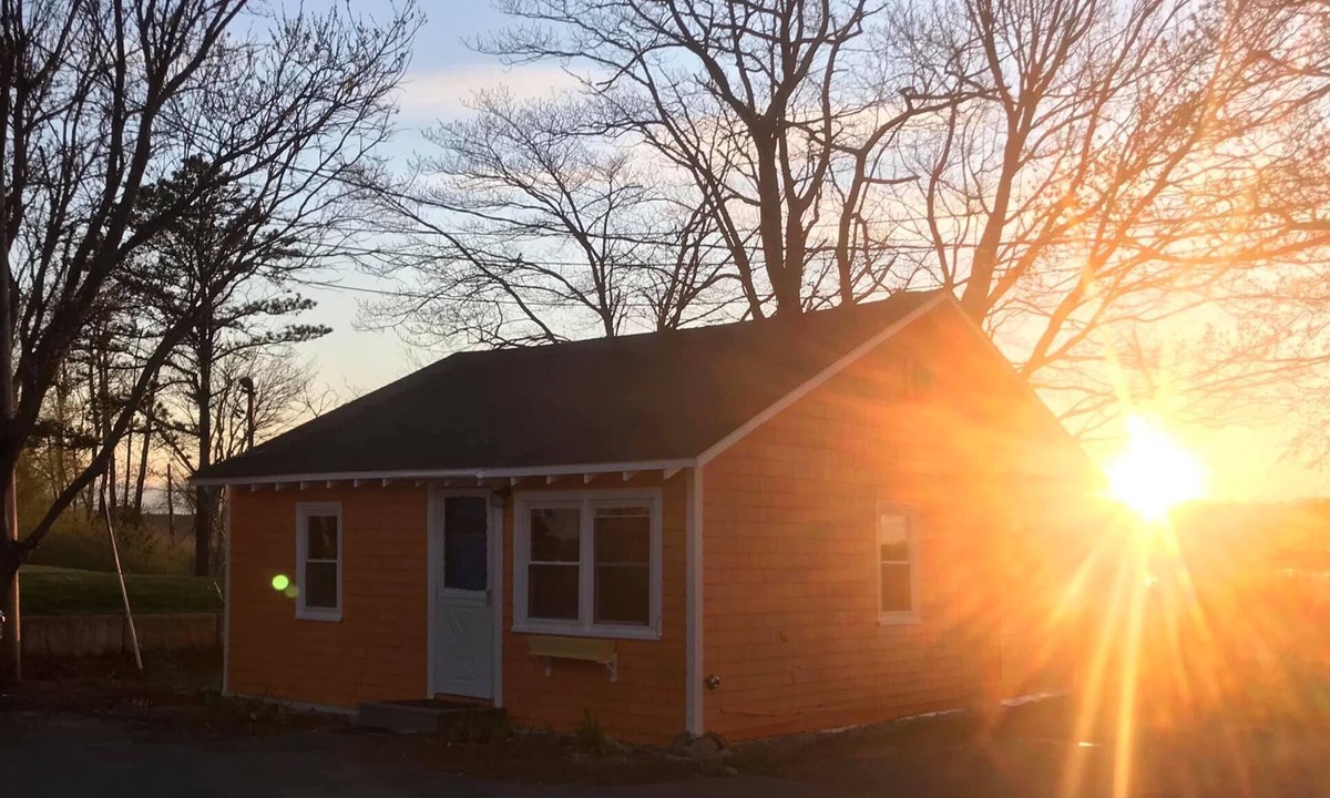 Scarborough Cottage | Pine Point Promises- Sunset Cottage - 2 minute walk to beach-sleeps 4 in beds.