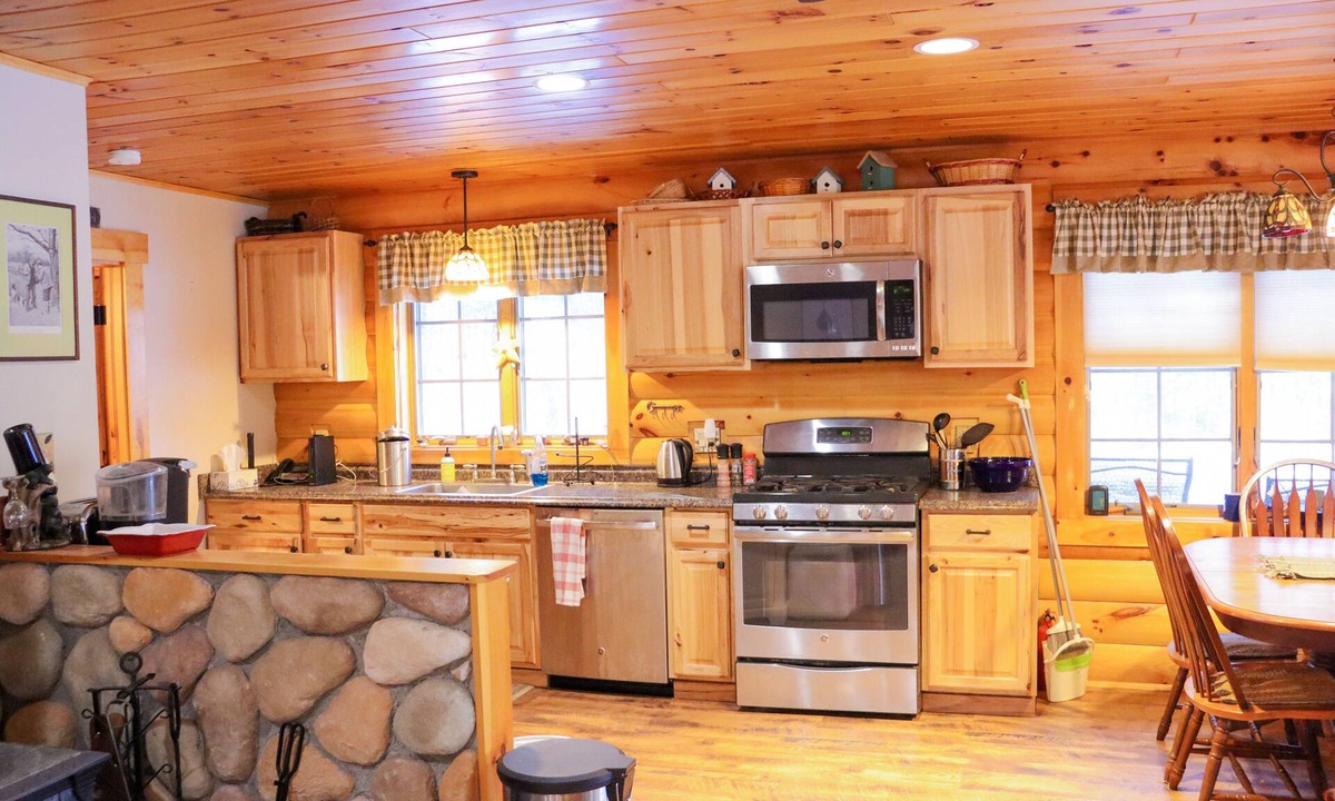 Rangeley Plantation Cabin | Pine View - tucked in the woods, with great amenities!