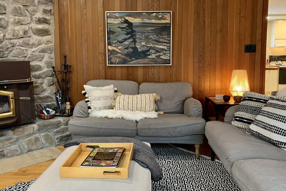Mont Ste. Marie House | Play & Stay - Ski Hill & Trails at the Bottom of the Street!