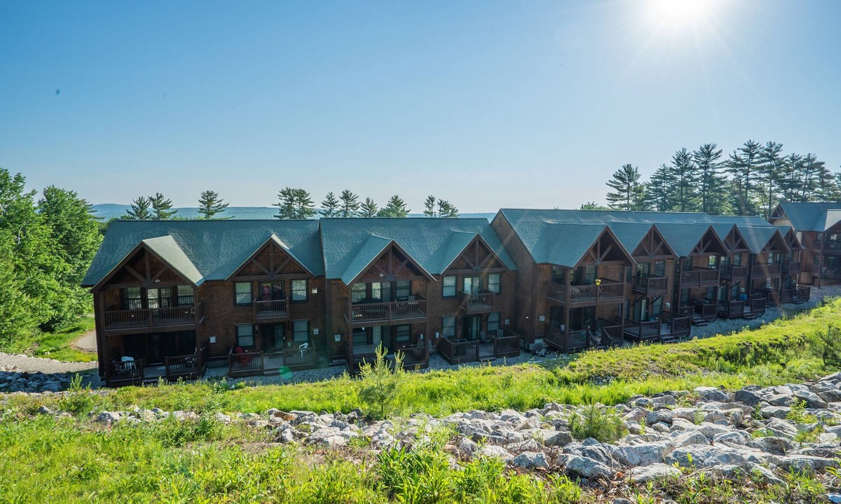 West Bridgton House | PLEASANT MOUNTAIN - Ski in & Ski Out - Family Vacation - Spacious Condo