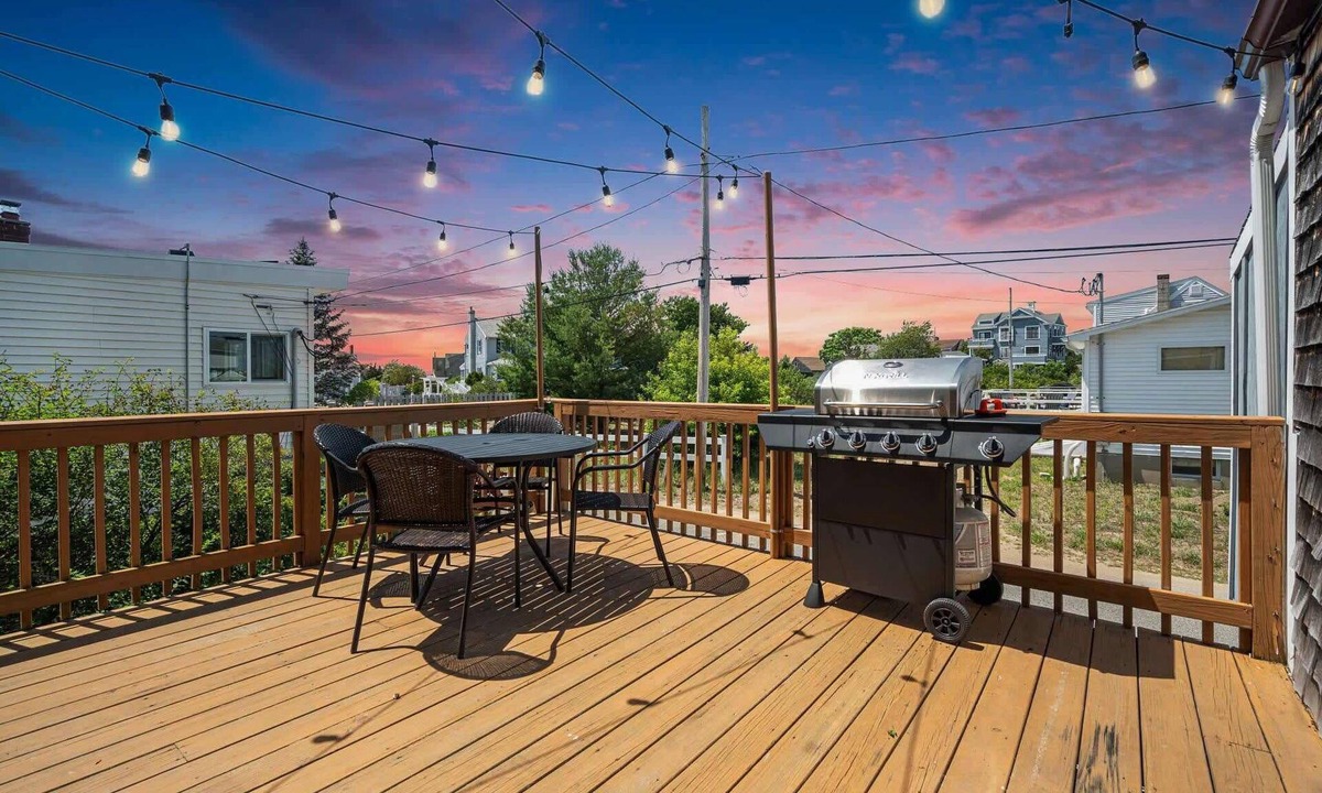 Newburyport House | Plum Puddin | Pet-Friendly | Screened Porch | Deck