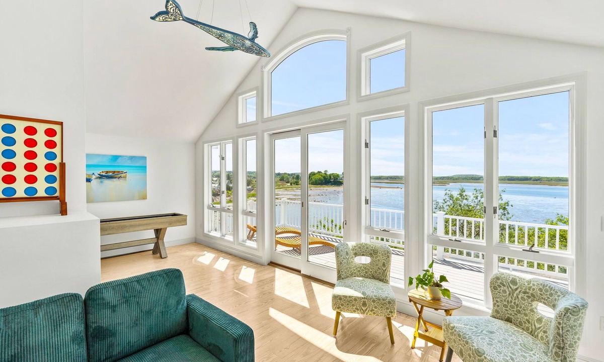 Great Neck House | Plumb Island Sound Waterfront Sunset Getaway
