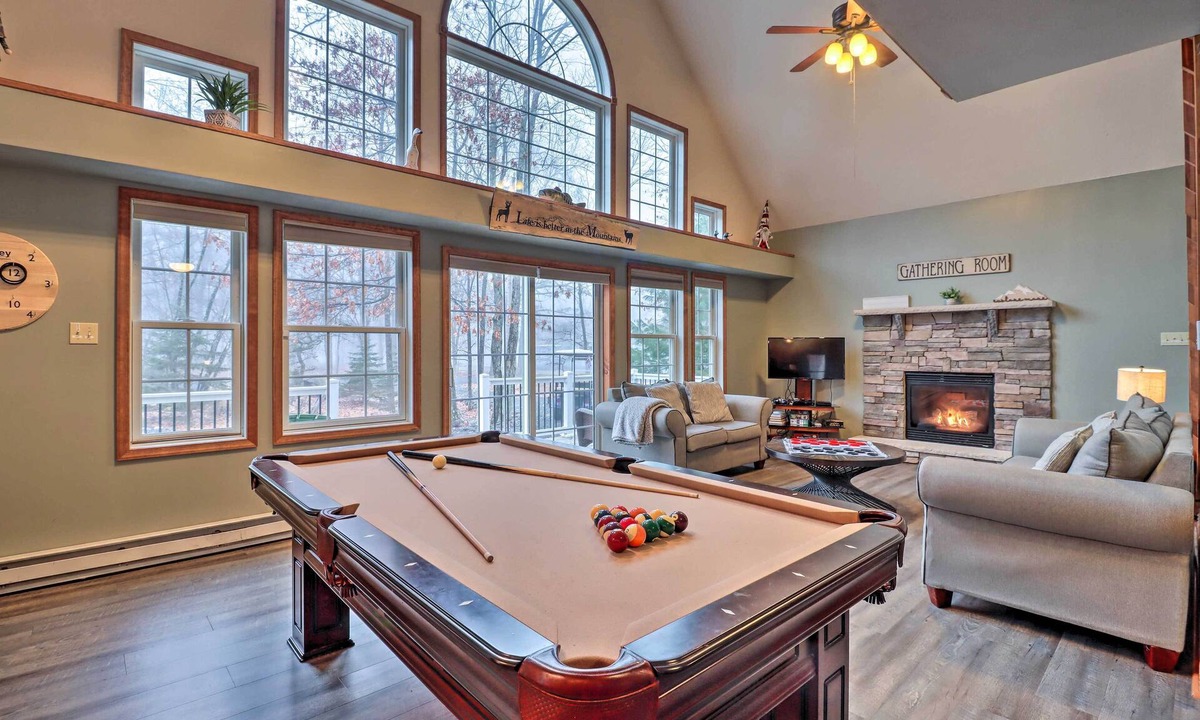 Albrightsville House | Pocono Hot Tub Chalet | Lake Access Sleeps 10