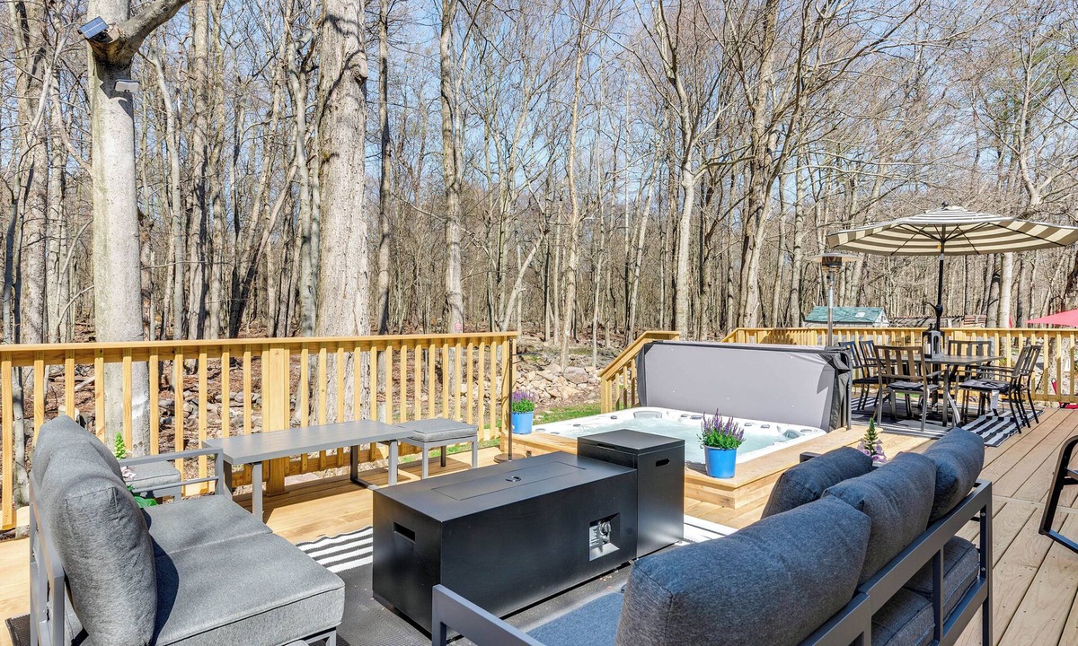 Tobyhanna Cabin | Poconos Hot Tub Haven! 14 Mi to Camelback Resort