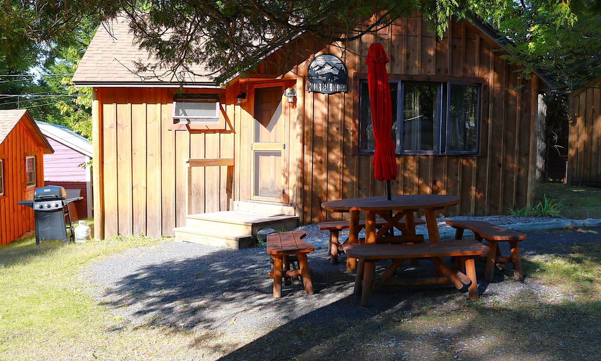 Inlet Cabin | Polar Bear Cabin at The Bears Cottages