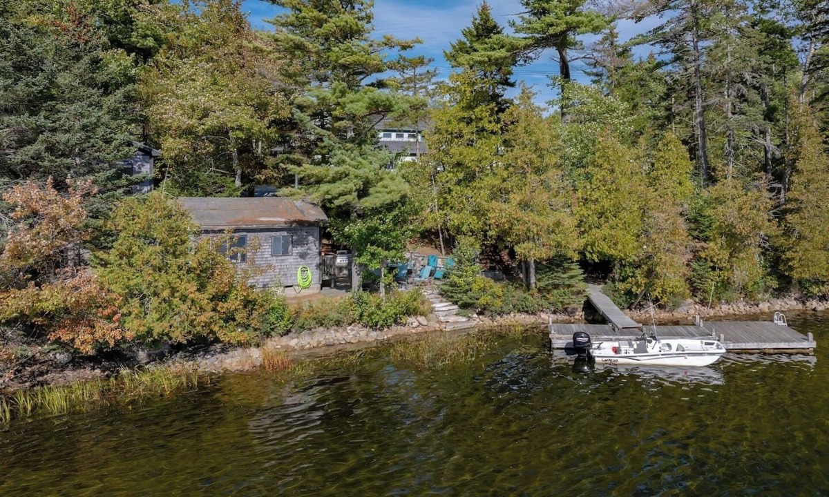 Mount Desert House | Pondside Cottage w/Dock & Patio! [Loons Nest]