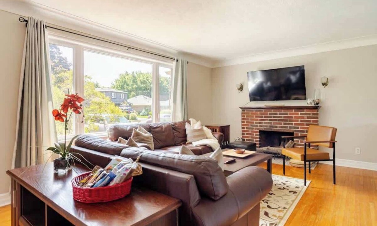 Burlington House | Pool | 2 living rms | Families