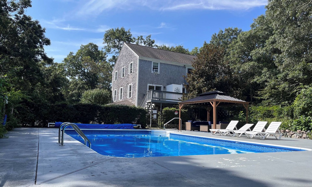 Sandwich House | POOL, LARGE 4+ Bedroom, lots of room with private yard