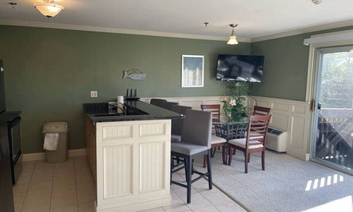 Gilford Condo | Pool, Restaurant, BBQ Grills, Close to Weirs!