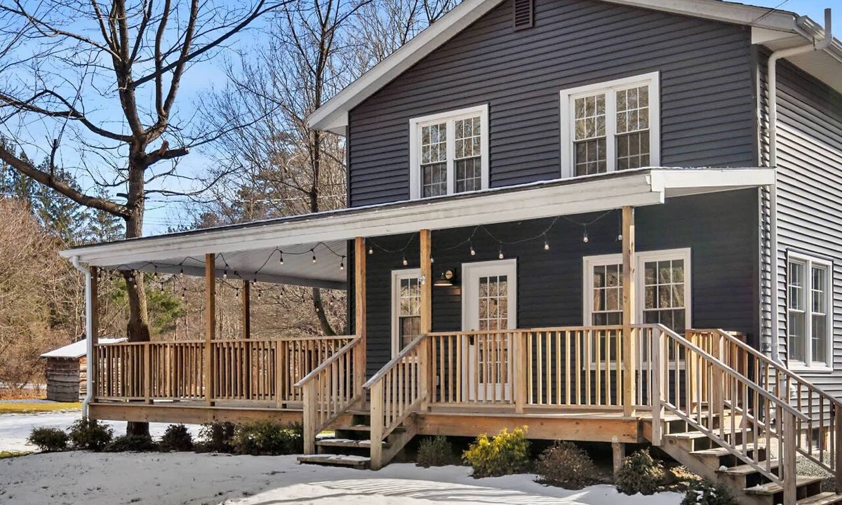 Pittsfield House | Pool & Sauna Retreat | 5 Min to Jiminy Peak